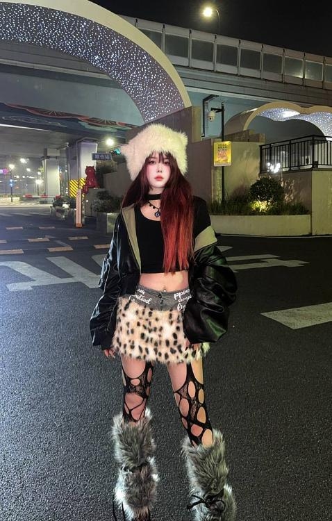 制服诱惑翘臀馨菲老师